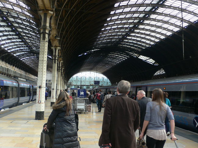 乗ったと思ったらあっという間にLondon Paddington駅着。<br />所要時間15分の旅でした。<br />その後、宿の最寄り駅ががKing's Cross St. Pancras だったので、Hammersmith &amp; City Lineに乗ろうと矢印に従って探したが見あたらず。駅員さんに聞いてさがしたらHammersmith &amp; City Lineには、ホームの奥から乗り継ぐようでした。<br />ご参考までに<br />http://www.networkrail.co.uk/documents/For%20Passengers/Station%20Maps/4509_Paddington%20Station%20Map.pdf