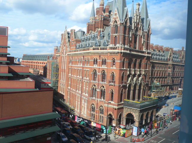 宿はSt.Pancrasにあるユースホステル。<br />http://www.yha.org.uk/find-accommodation/london/hostels/london-st-pancras/index.aspx<br /><br />King's Cross St. Pancras駅至近で、大英図書館が目の前というアクセス最高な立地です。<br />部屋からはこんな風にSt.Pancras駅が見えました。<br /><br />
