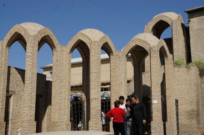 さらに西へ。バザールかな？