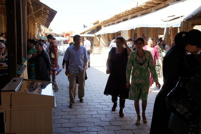 覗き込んでみると…貴金属関連ですかね。貧乏旅行者には、縁が無いわな。