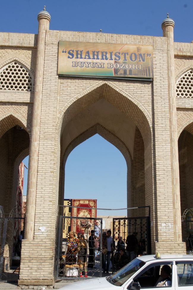 もうひとつ入口が…絨毯売ってますな。こっちも、ちょっと…