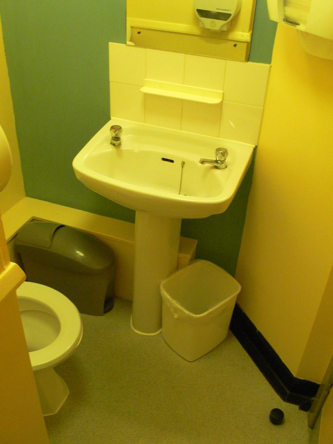 洗面所。<br />ロンドン市内で、アクセスがよくてそこそこ清潔な部屋ということならおすすめです。ちなみに鍵はカードキーでちょっとしたホテルみたい。1階にはカフェもあり、建物の両隣がパブなので食べるには困らなそうです。あと、スタバもすぐ近くにありました。<br />