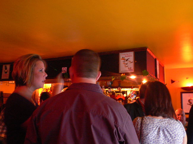 宿から大英博物館を通って、Oxford Circusへ。<br />週末の街中は人で賑わっていました。<br />行きたいパブの場所を調べるためRegent StreetのApple StoreへWifiをひろいに（笑）<br />お目当てのパブはThe Toucan.<br />(19 Carlisle St, Westminster, London W1D 3)<br />ギネス大好きな夫氏。Best Guinessはやはりダブリンで、なのでしょうけれど、せめて近所の？ロンドンでベストのGuinessをと事前にリサーチした結果、かなり評価が高かったのがこのThe Toucanでした。<br />