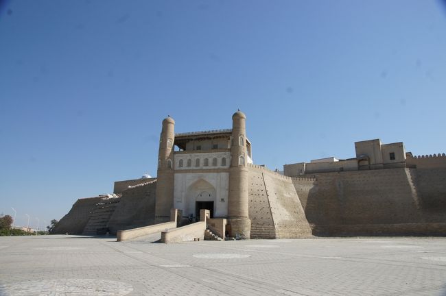 アルク城の正門でしょうか。なんでも、とってもガッカリなスポットらしく…自分でもガッカリ具合を見てみたいなぁ。(結局未遂)