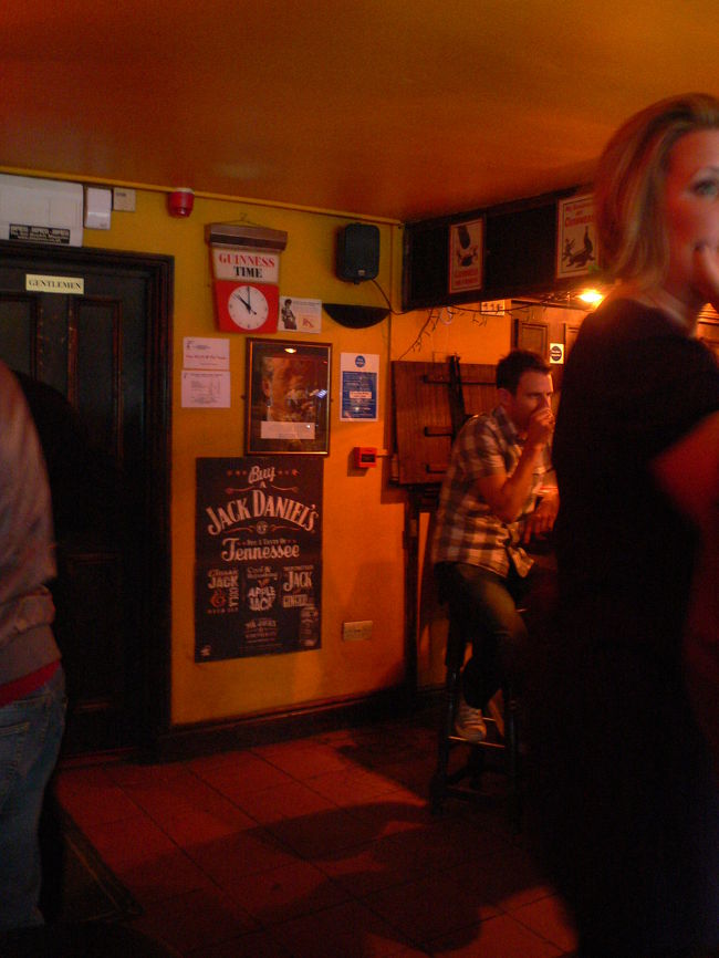 店は小さめで17時過ぎぐらいに行って既に店の中と外が大分賑わっていました。500円もしないで1パイントの美味しいGuinessが飲めるなんて（涙）<br />店内にはGuinessグッズがいろいろ。<br />こちらの人にとってみれば、パブは昼夜問わず喫茶店感覚で飲みながらおしゃべりを楽しんだりするところなんだなあと感じました。うらやましい文化っす。