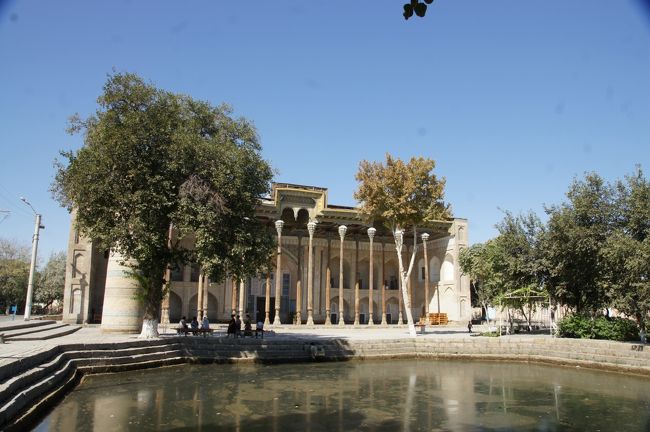 アルク城の西。バラハウズ・モスク。今まで見たのとはちょっと違いますね。木の柱が素敵。