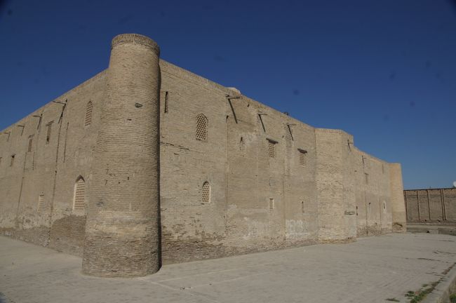 バラハウズ・モスクから南へ。レンガ壁が見えて来ました。