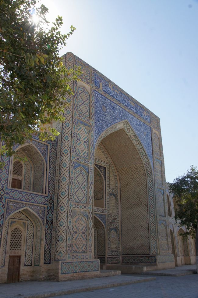 お向かいもメドレセ。アブドゥーラ・ハーン・メドレセ。<br /><br />ここで地図を確認。ちょっと北へ戻って、公園に入ってみますかね。まだまだ歩きます。(写真の枚数ほどには歩いて無いけどね)<br /><br />−−−−−−−−−−−−−−−−−−−−−−<br />全日程はこちらへ<br />http://4travel.jp/traveler/hhb00102/album/10511623/