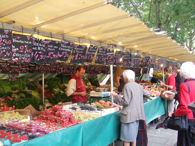 今日も、マルシェ巡りからスタート♪<br /><br />木曜と日曜のみ開いている<br />「バスティーユのマルシェ」。<br /><br />オシャレエリアのマレ地区の端っこにある<br />バスティーユ広場の北側で開催されています。<br /><br />ホテルのあるレピュブリック広場から<br />ボーマルシェ通りをま〜っすぐ歩いて<br />30分くらいで到着。