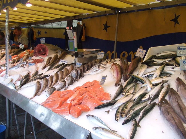 食料品は、魚介類やパン、チーズなどを販売していて、<br />市民の台所といった雰囲気でした。<br /><br />ほかにもカバンや靴なども。<br />でもちょっとバッタモン系のニオイが（笑）。<br /><br />期待していたガラクタ系もあるにはあったけど<br />ほんとうにガラクタで、<br />欲しくなるようなモノはなかった…。<br />ざんねんだな〜。