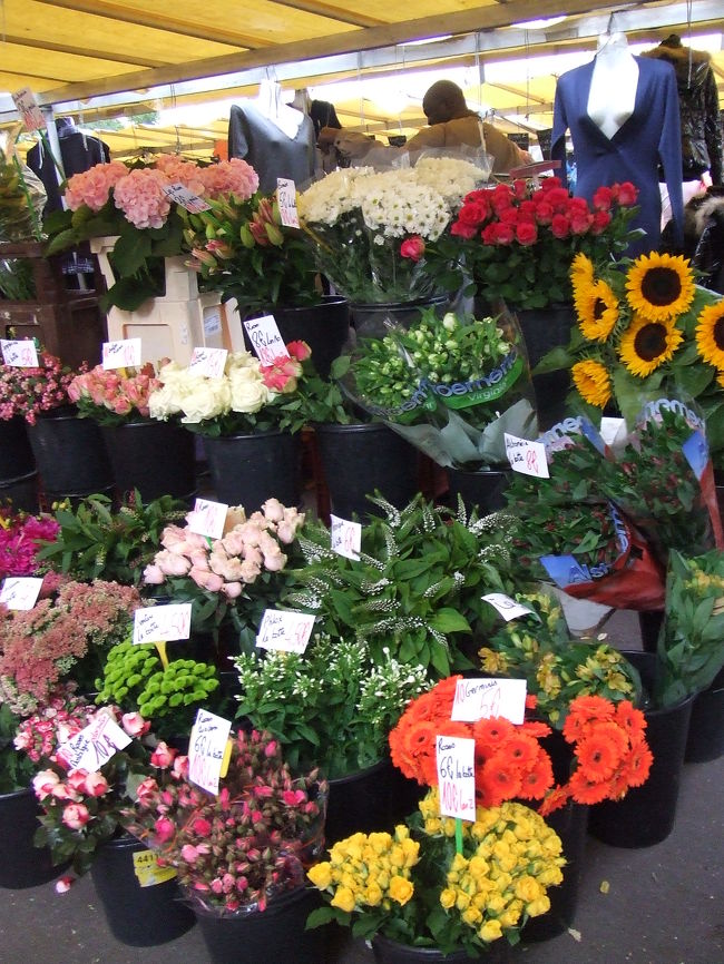 お花屋さんも。<br /><br />少し買って帰って、ホテルの部屋に飾る、<br />というのもステキですね。<br />