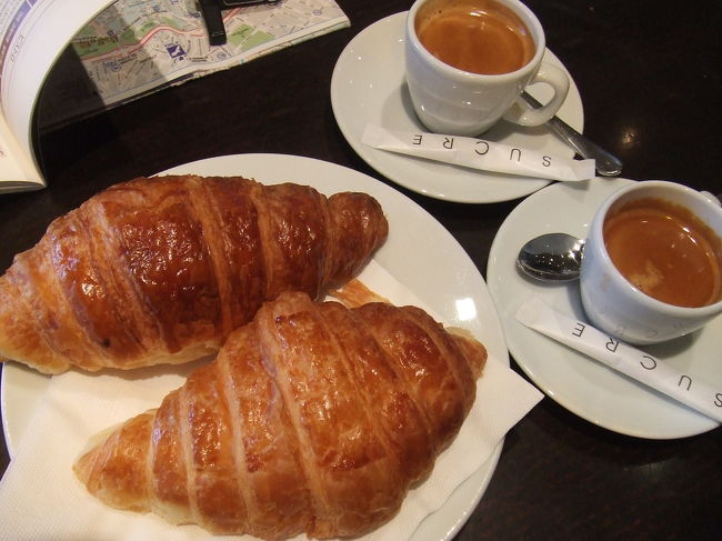 朝ごはんを食べていなかったので<br />広場近くのカフェへ。<br /><br />ここで初めて、クロワッサンを食べた！<br />さくさくしっとりで、おいし〜♪<br /><br />横の席で食べていたマダムが、<br />「ほんとうのおすすめは、アーモンドパンよ」って<br />教えてくれました。<br /><br />メルシ〜、マダム♪　お礼を言ったものの、<br />クロワッサンが少し大きめサイズで<br />ランチを控えていたこともあって、購入はせず。<br /><br />しかし今になって、<br />なんでそっちも買わなかったの！　と後悔…。
