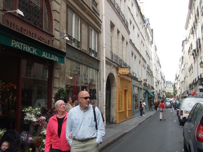 サンルイ島のまんなかを貫くサン・ルイ・アン・リル通りは、<br />レストランやアクセサリーショップ、雑貨屋さんなどが<br />ずらりと軒を連ねています。<br /><br />小さい島なので、ひとつずつじっくり<br />観てまわることができます。<br /><br />