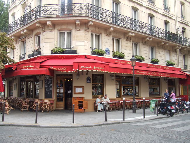 こじゃれたカフェも。