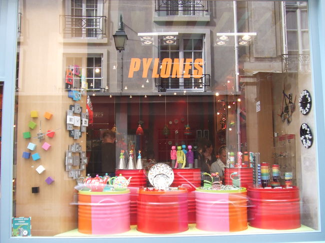本にも載っていた雑貨屋さんの<br />「Pylones」（ピロンヌ）を発見！<br /><br />カラフルな色遣いの雑貨が所狭しと並んでいます。<br />相方は、魚の形をしたワインオープナーをGET♪