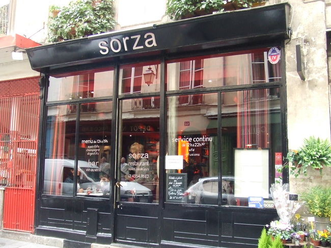 お楽しみのランチタイムです。<br />何を食べるか決めてなかったんですが、<br />ウロウロしたなかで、ココ！と意見が一致したお店に。<br /><br />…あれ〜、ここもイタリアンだわ〜（笑）。<br /><br />「sorza」というお店です。