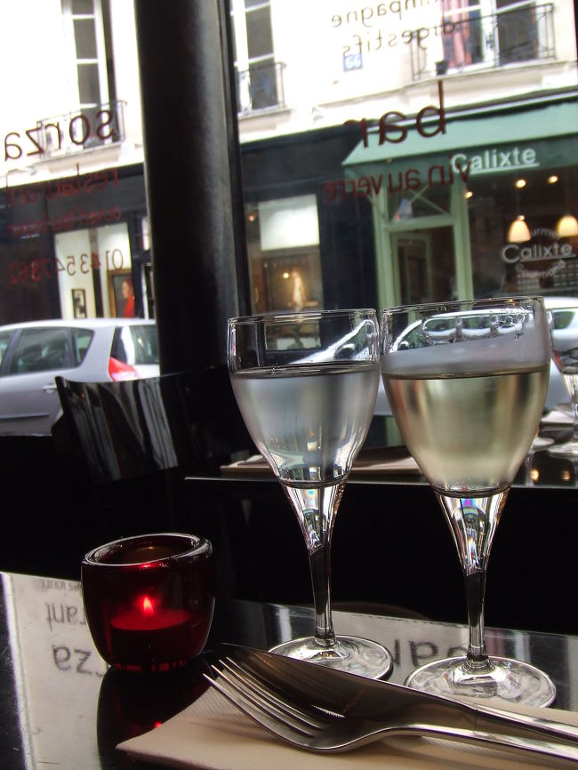 まずは白ワインを一杯。<br />おいし♪<br /><br />お店は１２時にオープン。<br />オープンしてすぐに入店したのですが、<br />その後続々とお客さんが。<br /><br />人気店のようです。