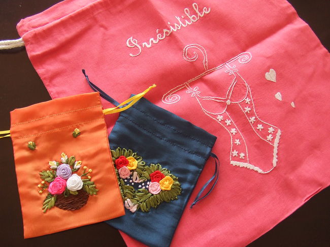 ウインドウを見ながら歩いていて、<br />ハッと釘付けになってしまった刺繍のお店。<br /><br />大きいピンクの袋は、旅行の荷造りに活躍しそう。<br />男性も使えそうな、グレーの袋もあってそれもステキだった。<br /><br />小さなサテンの袋は１２色くらいあって、<br />リボンでお花をあしらってあるのですが、<br />一枚一枚、ぜんぶ柄が違うのです☆　かわい〜☆<br /><br />お土産に購入♪<br /><br />