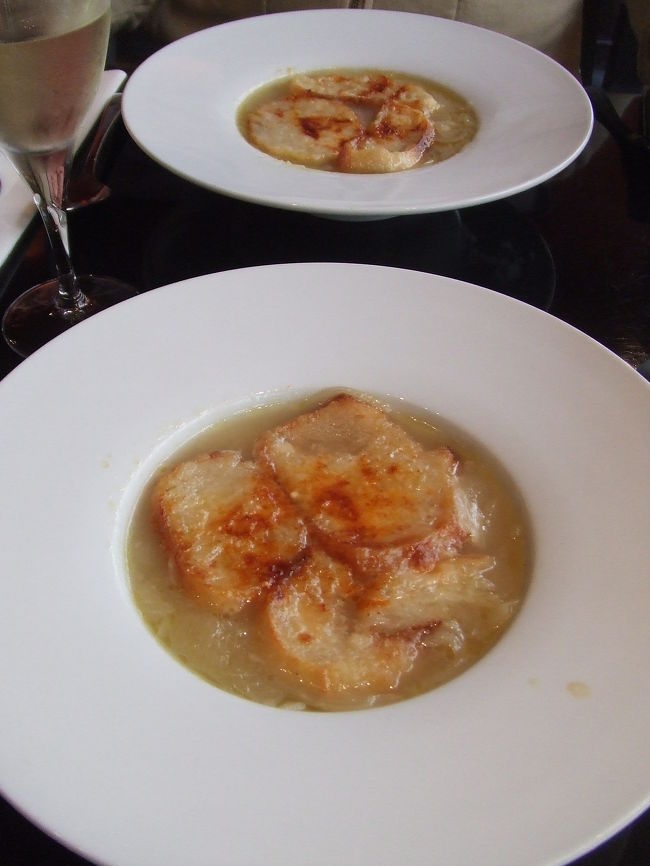 スープとメイン、ドルチェがセットになった<br />コースを注文。<br /><br />大好物のオニオングラタンスープ♪<br />アッサリ系の味付け。<br /><br />