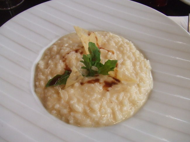 リゾットです。<br />久しぶりにお米を食べた♪<br /><br />こちらは濃厚な味付けで、<br />実においしかった！<br /><br />上に乗ってるパリパリチーズも<br />イケてます。