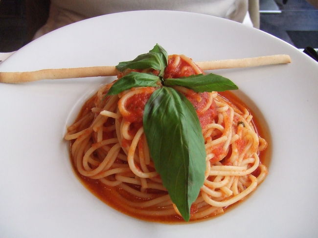トマトとバジルのスパゲッティ。<br /><br />単品メニューもいろいろありましたよ。