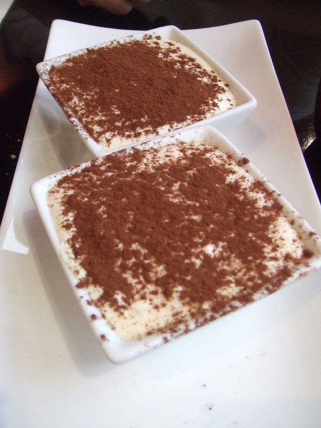 シメのティラミス♪<br />けっこう器が大きくて、<br />お料理でお腹もいっぱいだったので<br />食べられるかしら…。<br /><br />って心配したのは一瞬…。<br /><br />手作りらしいシンプルなティラミスの<br />美味しいことったら！<br /><br />もちろん残さず頂きました♪