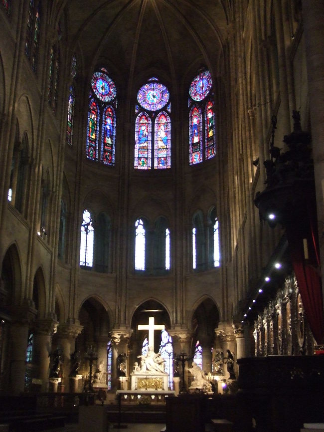 フランス・カトリックの総本山。<br />ゴシック建築の傑作と称えられる寺院です。<br /><br />1163年から約180年あまりの歳月を費やして<br />建造されたそうです。<br /><br />