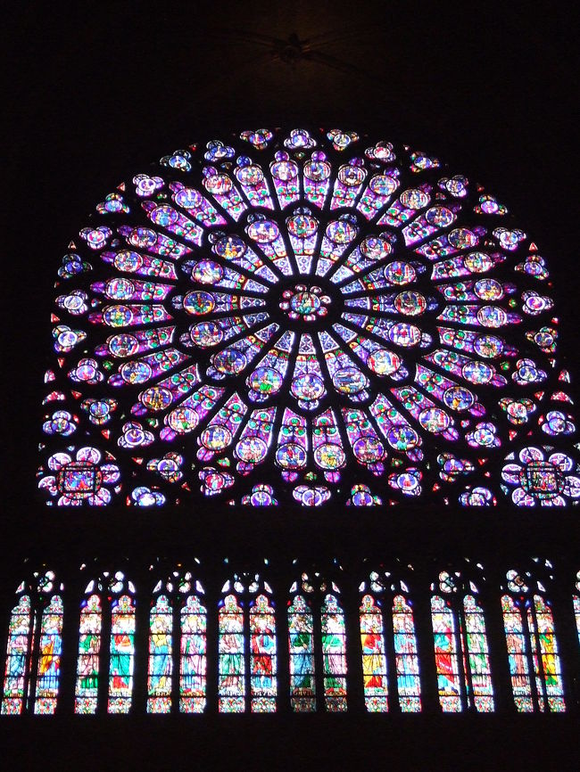美しいステンドグラス。