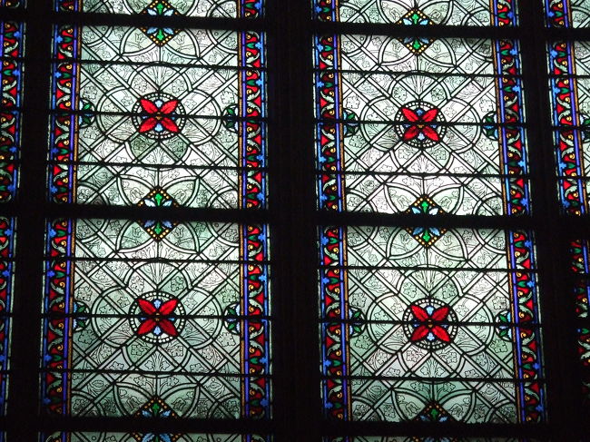 繊細な花模様のステンドグラス。<br />