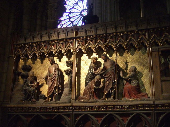 「よみがえったキリストの出現」のレリーフ。