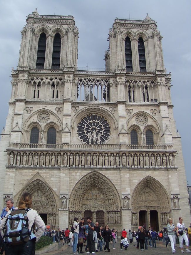 ノートルダム大聖堂の正面からパチリ。<br />内陣を見学しているあいだに雨が降ったようで<br />地面が濡れていました。<br /><br />