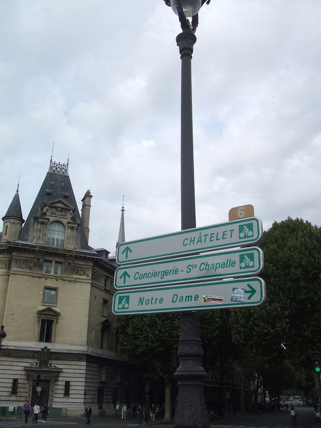 サント・シャペルに向かいます。<br />看板が絵になるなあ。