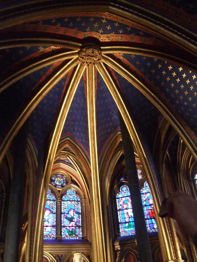 サント・シャペルは9月は9：30〜13：00、14：00〜17：00の二部制でした。13時半くらいに到着したとき、建物前には大行列…。しかし、ここでもパス専用レーンが設置してあったので、オープンした後はわりとスムーズに入場できました。<br /><br />入場時に手荷物チェックがあります。空港で通すようなしっかりしたもので、相方はここで、さきほどサンルイ島で購入したワインオープナーが検査にひっかかり、没収されてしまいました。<br /><br />お土産などを購入後にここへ入る場合は、気をつけてくださいね。<br /><br />写真は1階部分。<br />13世紀にルイ19世により建てられた二層式ゴシック様式の礼拝堂です。