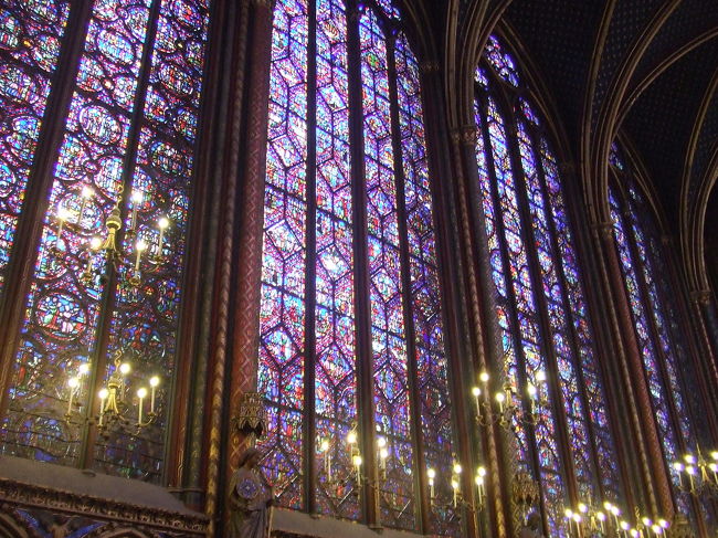 細い階段をのぼり、2階部分へ。<br />そして目の前に広がったのは、<br />一面に配された壮麗なステンドグラス。<br /><br />”息をのむ、とはまさにこのこと”<br />と実感しました。