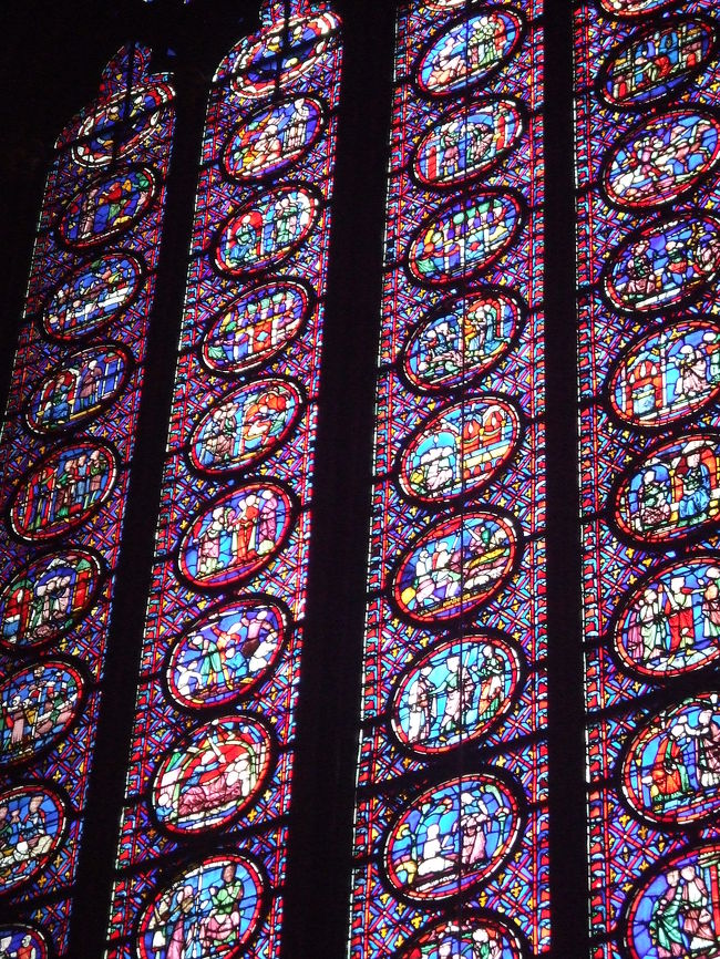 ステンドグラスは13世紀に製作されたもので、<br />総面積は640?に及びます。