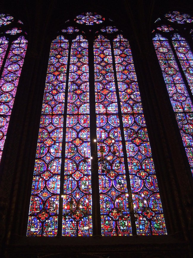 ステンドグラスの高さ15.5mは世界最大、<br />パリで最古のものとされるそうです。<br /><br />この礼拝堂には、両端にいくつもの観覧用の椅子が並べてあるので、そこに座ってステンドグラスを眺めることができます。