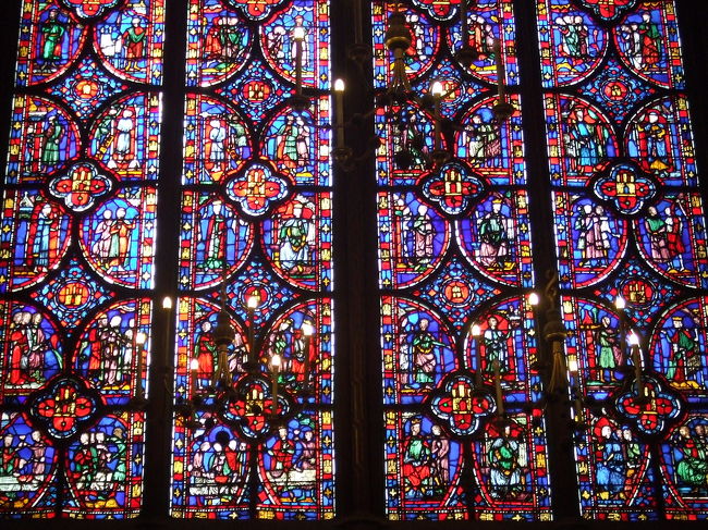 差し込む光に輝くステンドグラスの美しさは<br />「聖なる鐘」と形容されるそうです。