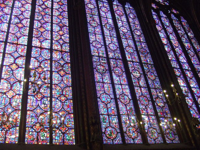 15のステンドグラスに描かれている1113の場面は、聖マリアの生涯など、聖書の物語を題材にしているそうです。<br /><br />ちなみに、ステンドグラスには１〜１５の番号がふってあって、左から右へ、下から上へ見ていくのだそうです。<br /><br />手持ちのデジカメでは全体が撮影できかった。<br />それくらい全面にステンドグラス。<br />もっと広角に撮れたら、この雰囲気がもっと伝えられるのにっ！<br />