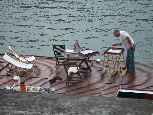 サント・シャペルを堪能したあとは、<br />またまた歩いてオルセー美術館へと向かいます。<br /><br />途中、セーヌ川に浮かべた舟の上で<br />額縁を作るお父さんを見つけた。<br />