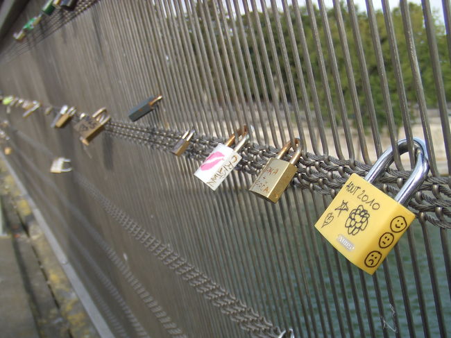 この橋の欄干には、世界のコイビトたちの南京錠が。