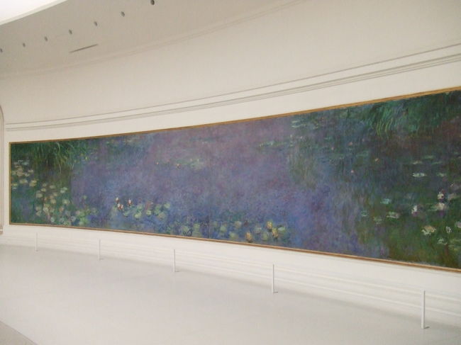 何と言っても有名なのは<br />クロード・モネの晩年の連作『水連』。<br /><br />8枚で構成された大作は、<br />ここパリでしか観れらません。<br /><br />天井から差し込む自然光によって、<br />時間と共に作品が表情を変えていきます。<br /><br />しかも、<br />ものすごい至近距離で観ることができて感激！