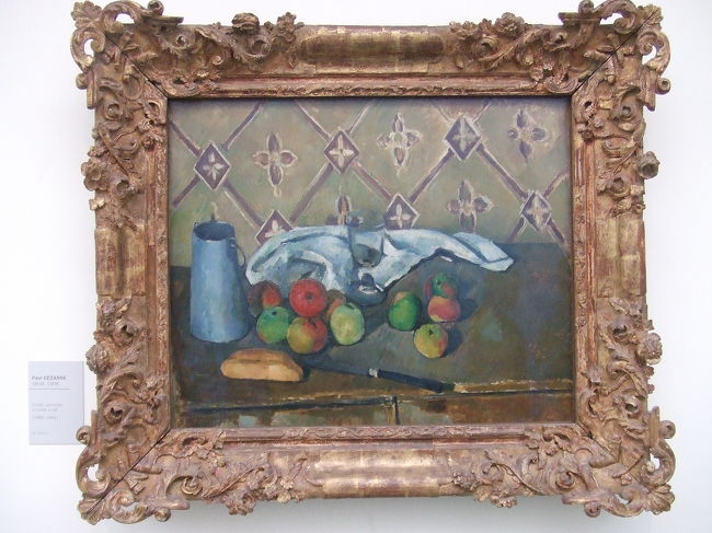 こちらは、セザンヌの作品。<br /><br />足元に簡素なゲートが置かれているだけで、<br />ちょっと前屈すれば目の前で作品が鑑賞できる。<br /><br />ヨーロッパの美術館ってすごいですね。