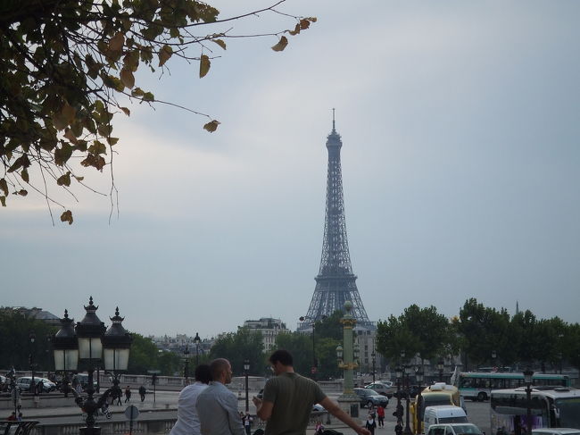 閉館時間の18時まで、オランジュリー美術館を堪能。<br /><br />そのあと、チュイルリー公園をぷらぷらして、<br />晩ごはんの予約時間までまだ間があったので、<br />公園内のベンチで休憩。<br /><br />エッフェル塔が見えました。<br />かさねがさね、お天気がざんねんだ〜。