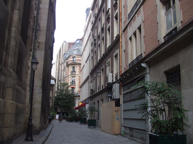 さて、いいお時間になったので、<br />レストランへ向かいます。<br /><br />途中、すてきな小路がありました。