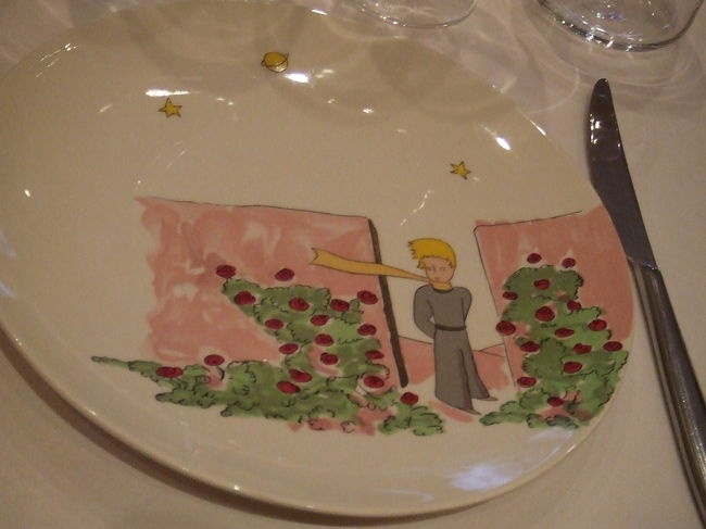 シェフのおすすめコース（70ユーロ）をオーダー。<br /><br />お皿の上のナプキンをとると、<br />あッ！星の王子様だ！<br /><br />かわいい〜☆