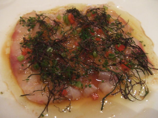あまりに美味しかったので、<br />写真を全部のせちゃいます（笑）。<br /><br />「スズキの日本風カルパッチョ」<br /><br />新鮮なスズキにあわせたソースは<br />ほんのり醤油の香りがしてベストマッチ。<br />海苔がまたいいアクセントに。<br />