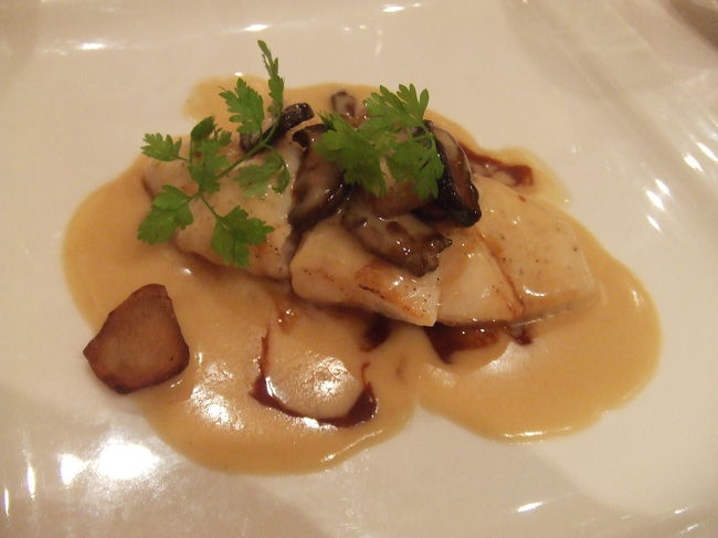 「マトウ鯛のオーブン焼きとアスパラガス 軽いバターソース」<br /><br />説明のいらない美味しさと言うのでしょうか。。。<br /><br />鯛がプリッとしていて、鯛本来の味を楽しみつつ<br />芳醇な香りのバターソースでまた違う味わいに。