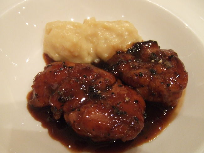 「仔牛の胸腺肉 トリュフソース」<br /><br />この仔牛のお肉、<br />口に入れるとほろりと崩れるほどとても柔らかくて、<br />濃厚なトリュフソースがお肉の旨味を引き立てます。<br /><br />付け合わせのマッシュポテトもまた美味でございます。<br /><br />