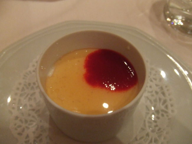 デザート。パンナコッタだったかな。<br /><br />ワインもさすがパリ、というラインナップ。<br />贅沢で美味しくて、最高のひとときでした。<br /><br />ずっと記憶に残しておきたいお料理でした。<br />