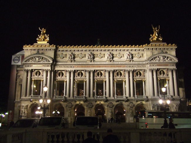 ほろ酔い気分で、メトロでホテルに帰ります。<br /><br />最後に「オペラ駅」から<br />ライトアップされたオペラ座を。<br /><br />今日もたくさん歩いて、すばらしい芸術を堪能して、絶品のフレンチをいただいて、とってもシアワセな一日でした♪<br /><br />明日は、ルーブル美術館を巡ります。